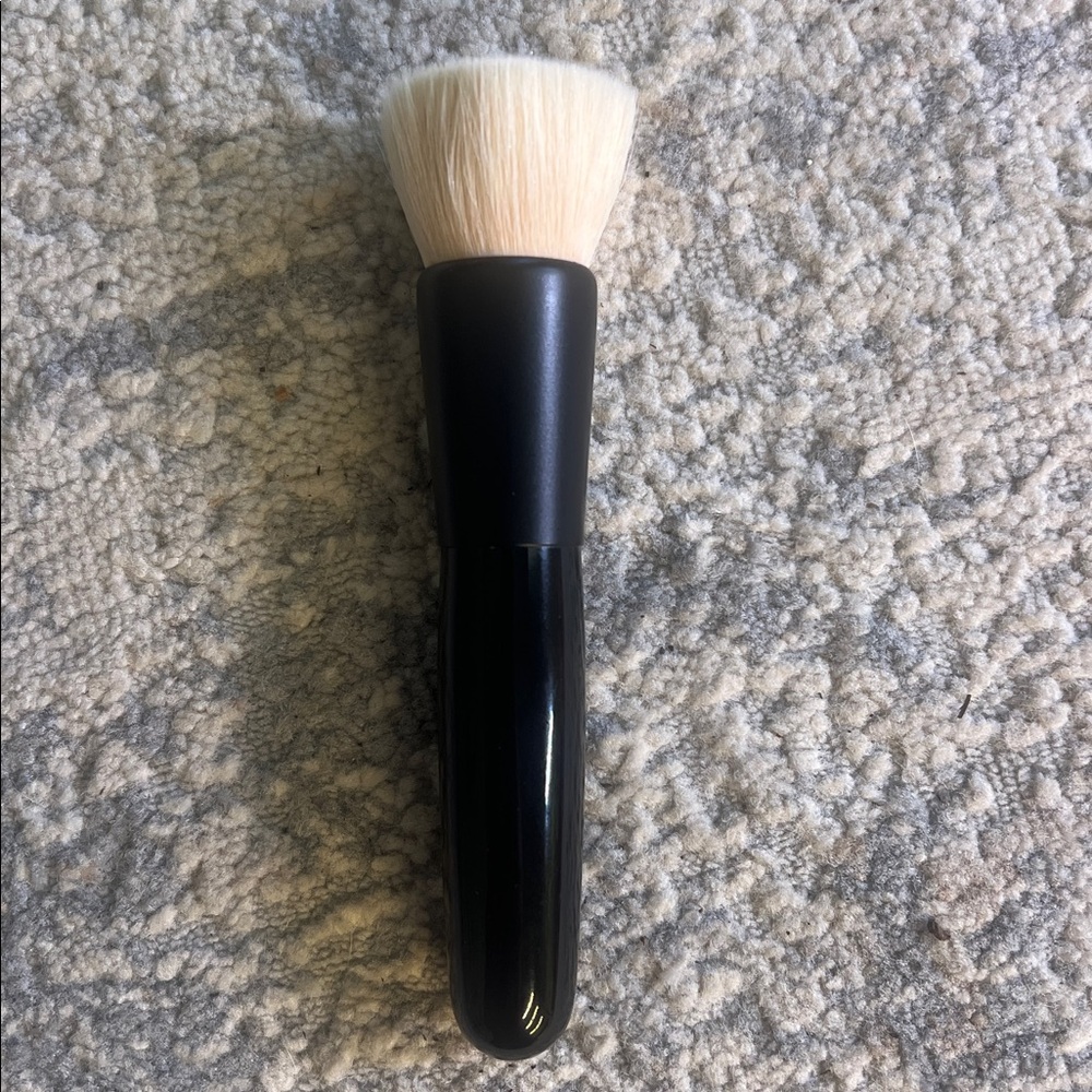Westman Atelier beauty blender brush
